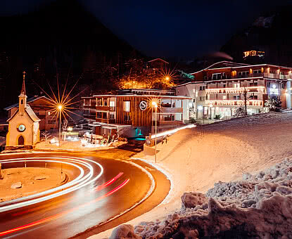 Außenansicht Winter bei Nacht der Team Lodge STOCK resort