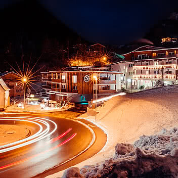 Außenansicht Winter bei Nacht der Team Lodge STOCK resort