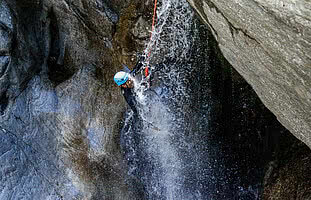 Personen beim Canyoning - Funsport Zillertal