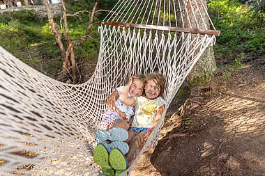 Children in a hammock in front of the Fichtenschloss