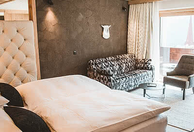 Bett in der Tirol Suite im STOCK resort