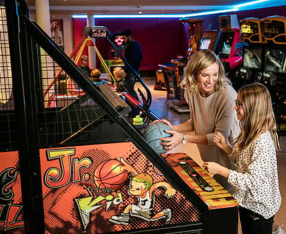 Frau und Kind im Gamecenter im Familienhotel STOCK resort Österreich