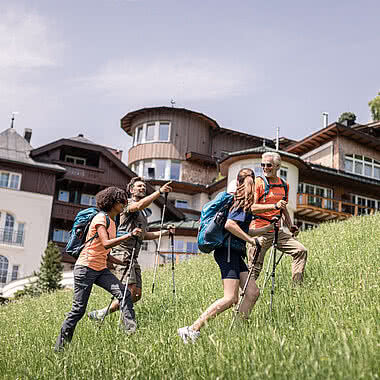 Wanderer neben dem Sporthotel STOCK resort Österreich