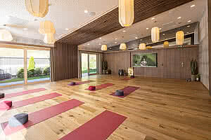 Yoga im Energieraum im Yogahotel Österreich STOCK resort