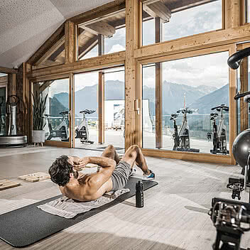 Mann trainiert im Sporthotel STOCK resort mit Fitnessstudio