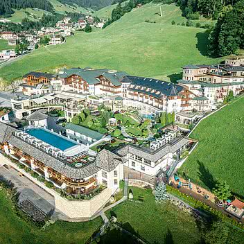 Aussenansicht im Sommer STOCK resort