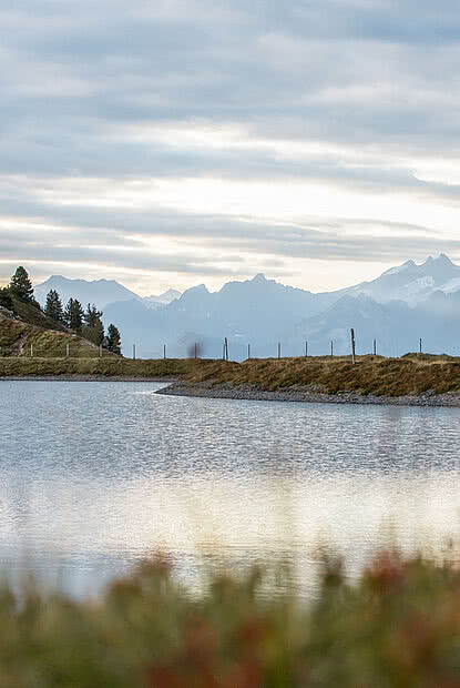 Cyclist at the mountain lake on the Wimbachkopf