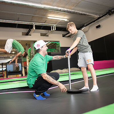 Kinder beim Trampolin springen im Actionpark in Tirol im STOCK resort