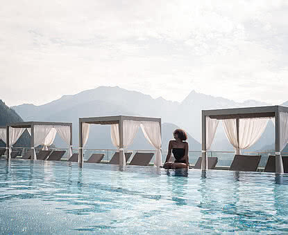 Frau am Pool im 5 Sterne Wellnesshotel STOCK resort Österreich