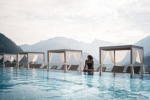 Frau am Pool im 5 Sterne Wellnesshotel STOCK resort Österreich