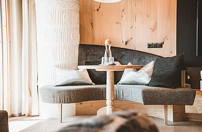 Couch in der Tirol Suite im STOCK resort