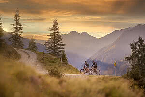 Fahrradfahrer im E-Bike Urlaub Österreich