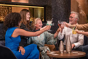 Familie beim Anstoßen im Familienhotel STOCK Resort Österreich