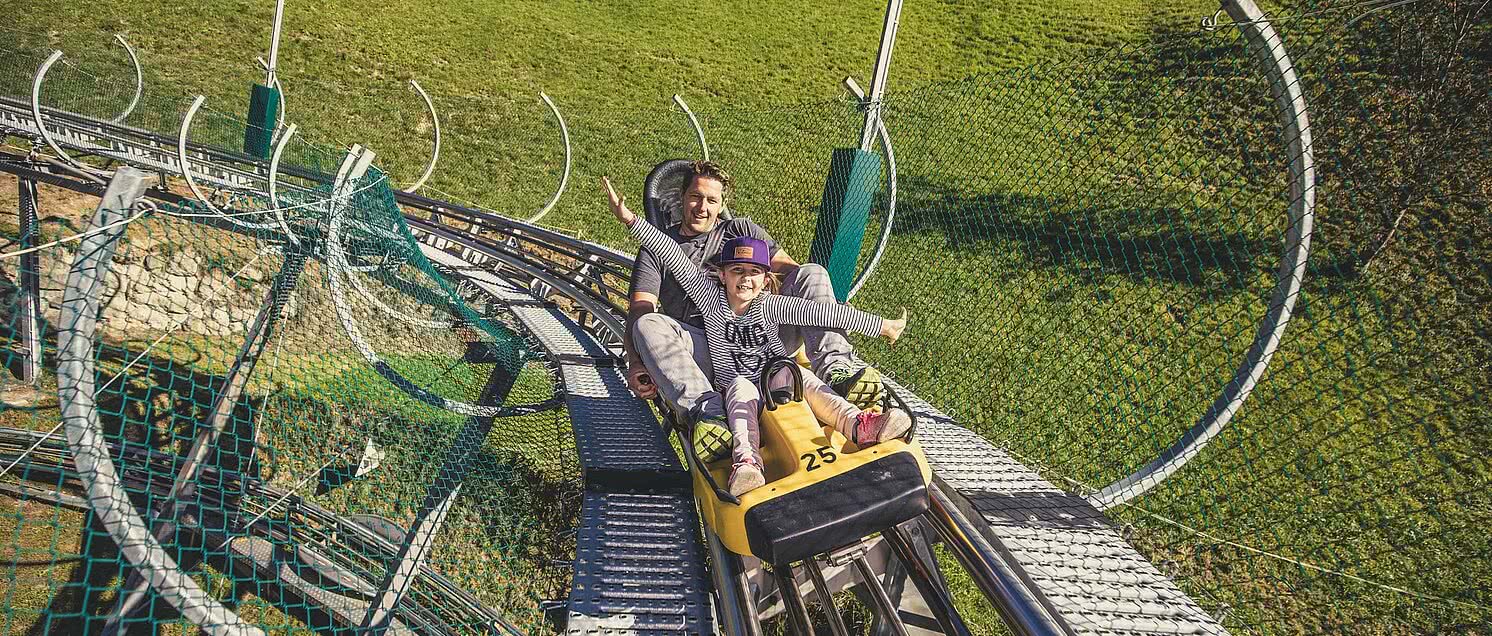 Vater und Tochter auf der Arena Coaster in Zell am Ziller