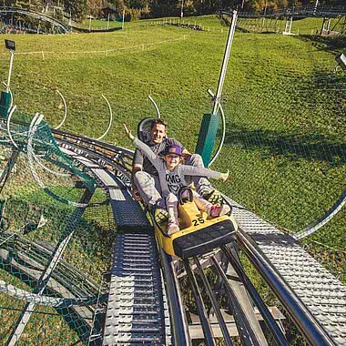 Vater und Tochter auf der Arena Coaster in Zell am Ziller