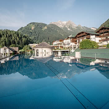 Outdoorpool im 5 Sterne Wellnesshotel STOCK resort