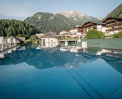 Outdoorpool im 5 Sterne Wellnesshotel STOCK resort