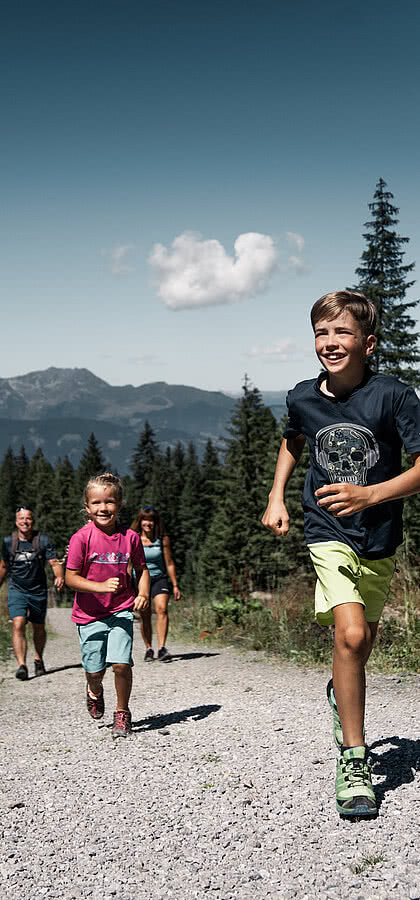 Familie im Wanderurlaub Österreich