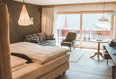 Bett in der Tirol Suite im STOCK resort