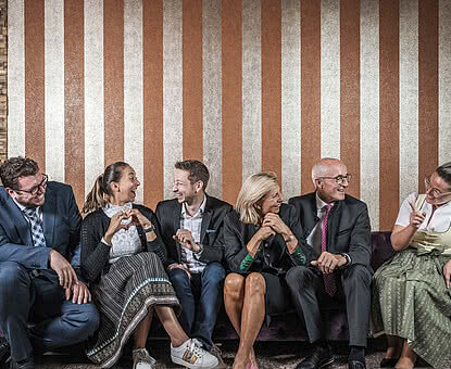 Gastgeber sitzen auf der Couch im STOCK resort