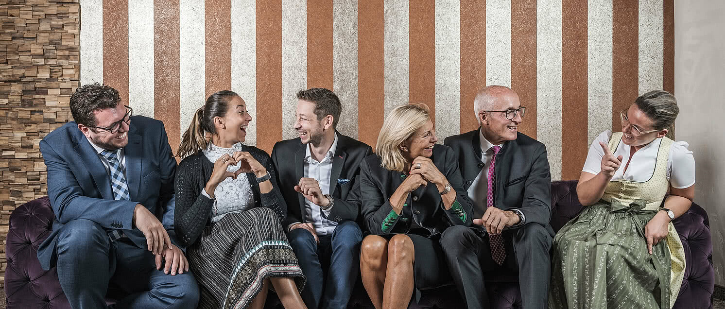 Gastgeber sitzen auf der Couch im STOCK resort