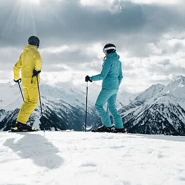 Paar auf der Piste im Zillertal