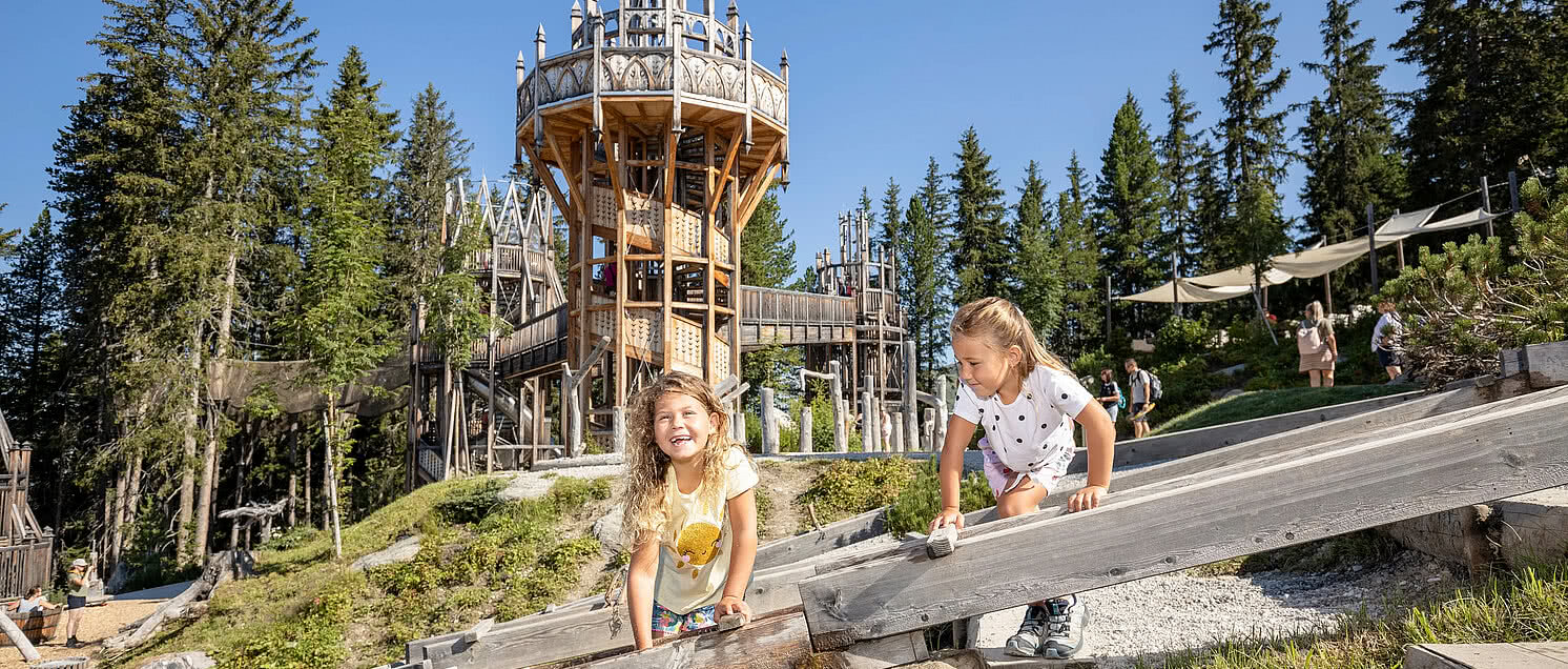 Kinder spielen vor dem Fichtenschloss