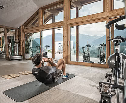 Mann trainiert im Sporthotel STOCK resort mit Fitnessstudio