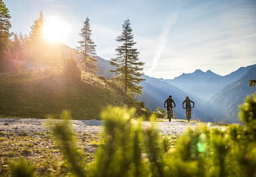 Fahrradfahrer im E-Bike Urlaub Österreich