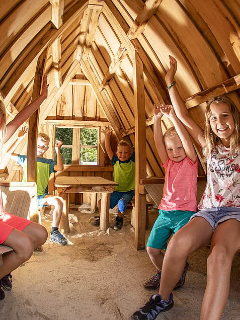 Ein Baumhaus im Freizeitpark in Zell am Ziller