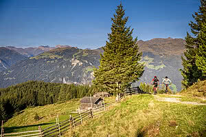 Fahrradfahrer im E-Bike Urlaub Österreich