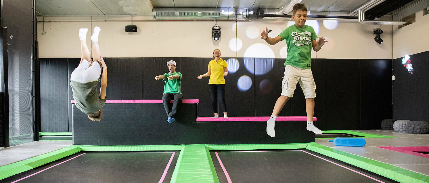 Kinder springen auf Trampoline im Action Park in Tirol im STOCK resort