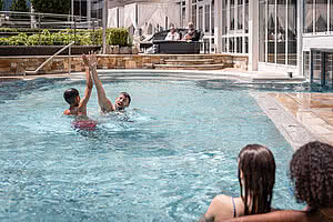 Familie im Pool im Familien Wellnesshotel STOCK resort Österreich