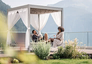 Paar auf der Liegewiese im Luxushotel in Zillertal STOCK resort