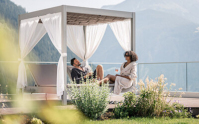 Paar auf der Liegewiese im Luxushotel in Zillertal STOCK resort