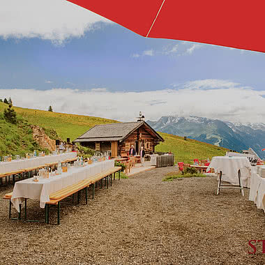 Außenansicht der STOCK Hütte im Sommer