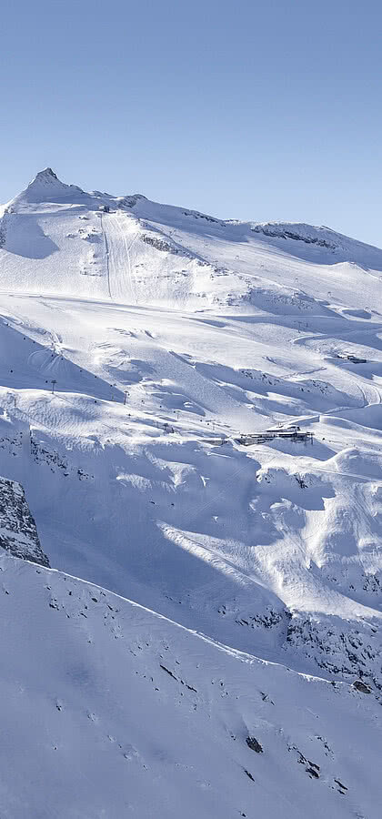 Schneebedeckte Berge im Zillertal im Winter