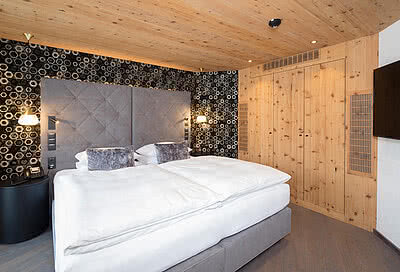 Bett in der Wellnesssuite im STOCK resort