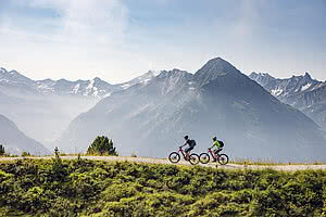 Fahrradfahrer im E-Bike Urlaub Österreich