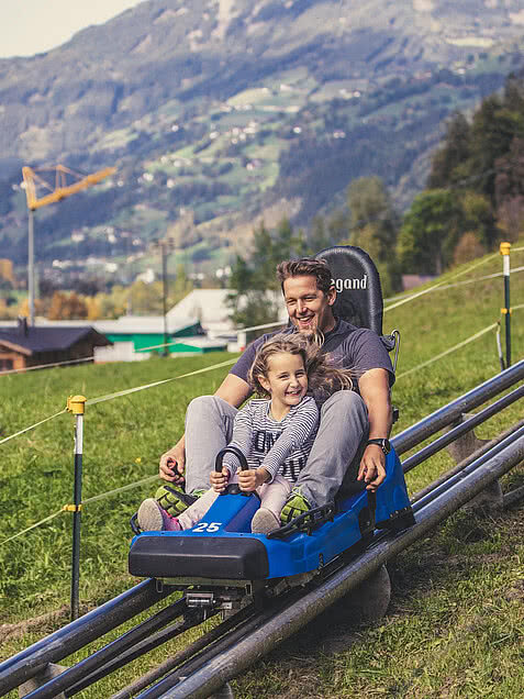 Vater und Tochter auf der Arena Coaster in Zell am Ziller