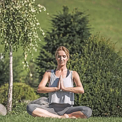 Frau macht Yoga im Yoga Hotel STOCK resort Österreich