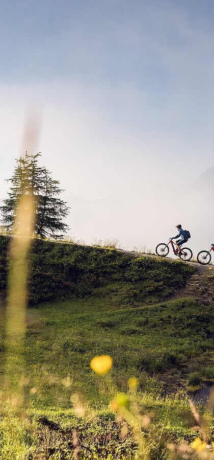 Fahrradfahrer im E-Bike Urlaub Österreich