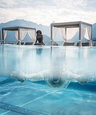 Frau am Pool im 5 Sterne Wellnesshotel STOCK resort Österreich