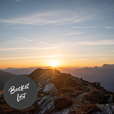 Sonnenaufgangswanderung zum Tettensjoch in Tux! ️ Diese Tour bietet alles, was das Wanderherz begehrt – beeindruckende Panoramablicke, frische Bergluft und eine herrliche Ruhe, die zum Entspannen...