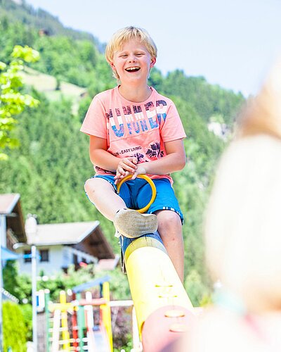 Heute auf dem Tagesprogramm: SPIEL SPASS und ganz viel gute Laune! Bei uns dürfen sich die Kinder so richtig austoben und ganz sie selbst sein.