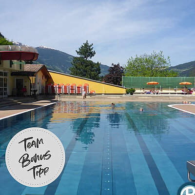 Entdecke das Erlebnisbad Mayrhofen! ️ Im Freibad warten sonnige und schattige Liegeplätze sowie ein 25 Meter Sportbecken auf dich. Erlebe Spaß und Entspannung pur!