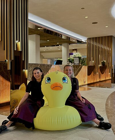 Wer hat schon eine eigene Büroente? Mit so einem tollen Floaty behalten wir auch an stressigen Tagen den Kopf über Wasser! #stockteamspirit #quack #stockbadeente