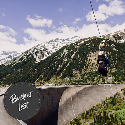 Erlebe den ultimativen Adrenalinkick mit dem Flying Fox am Schlegeisspeicher! Fliege hoch über den beeindruckenden Stausee und genieße die atemberaubende Aussicht auf die Zillertaler Alpen.