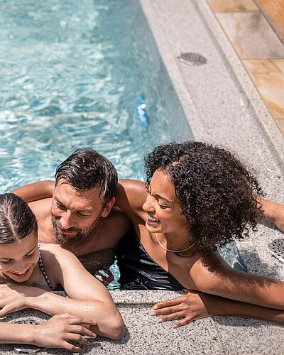 ­­­Splish splash family fun! FAMILIENZEIT in den Ferien wird bei uns groß geschrieben. Jetzt Familienurlaub im STOCK resort buchen und neue Lieblingserinnerungen sammeln.