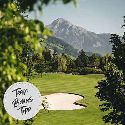 Erlebe den 18-Loch-Meisterschaftsplatz mit großzügiger Übungsanlage, überdachten Abschlägen, Kurzspielareal und PGA-Golfschule in Uderns im Zillertal.️‍️Nach einer Runde Golf lässt es sich am besten...